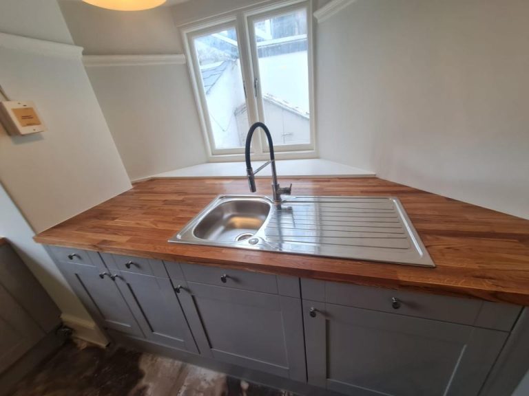 Room painting with a refined aesthetic